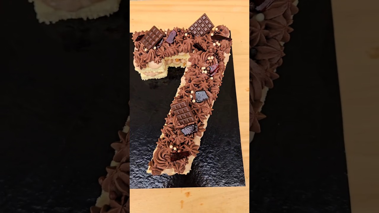 7️⃣ choco-caramel. Coeur caramel beurre salé et éclats de caramel ✨️#numbercake