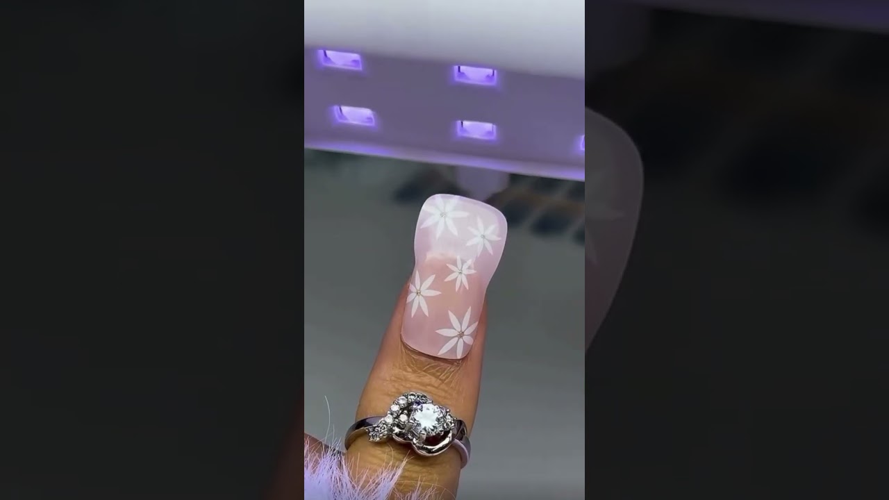 Nail art facile printemps 2025