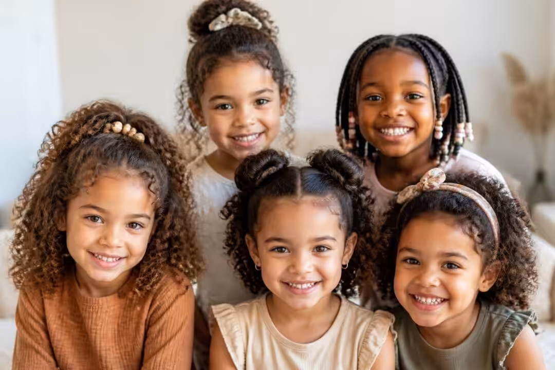 découvrez des idées rapides et stylées de coiffures pour petites filles aux boucles naturelles, parfaites pour sublimer leurs cheveux en toute simplicité.