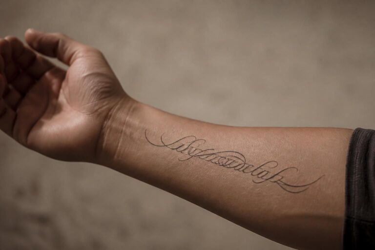 découvrez des idées de tatouages de phrases sur la vie, fortes et inspirantes, pour exprimer vos valeurs et marquer votre peau avec style et profondeur.