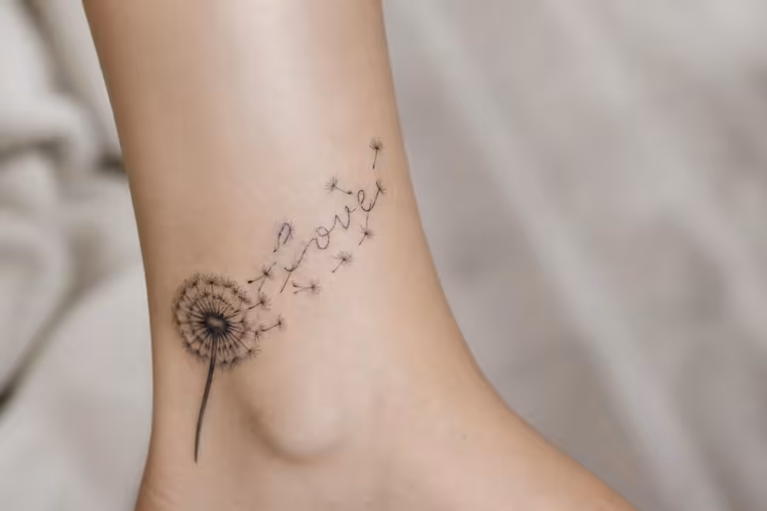 découvrez des idées délicates de tatouages pissenlit avec prénom, alliant beauté et signification originale pour un tatouage unique et personnel.