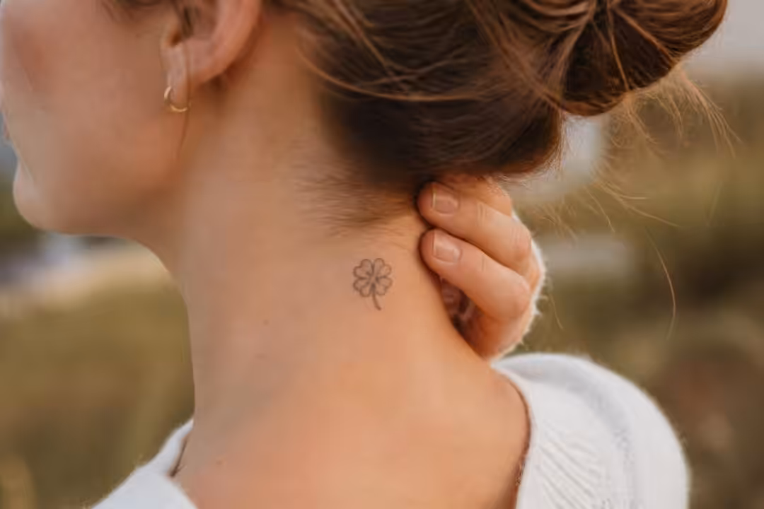 découvrez des idées délicates de tatouages trèfle 4 feuilles pour femme, symboles puissants de chance et de positivité à porter fièrement.