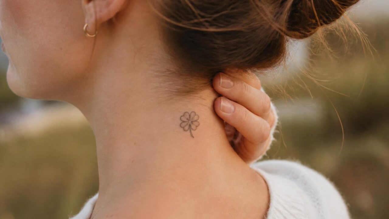 découvrez des idées délicates de tatouages trèfle 4 feuilles pour femme, symboles puissants de chance et de positivité à porter fièrement.