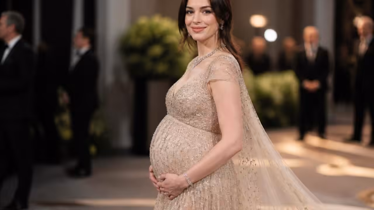 anne hathaway attend son troisième enfant et charme tous les regards dans une robe divine et spectaculaire lors d'un événement marquant.