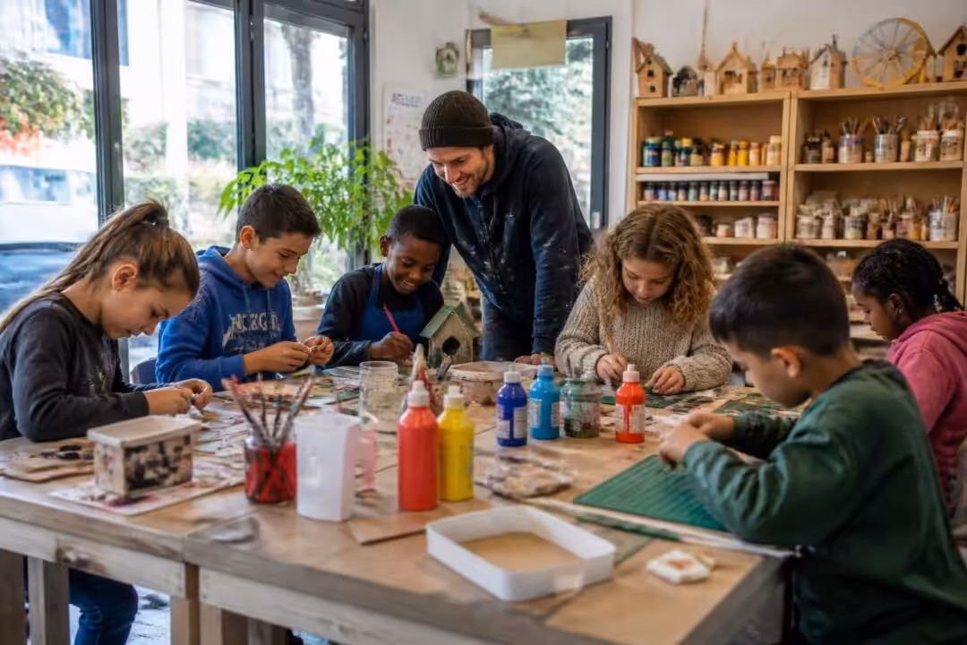 découvrez comment des enfants du quartier à cholet passent des vacances créatives en s'initiant au bricolage, alliant amusement et apprentissage pour un été enrichissant.