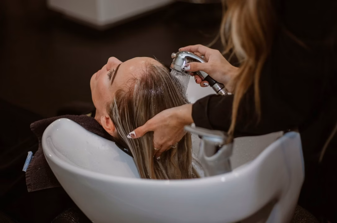 Pourquoi les cheveux frisottent-ils et comment y remédier efficacement