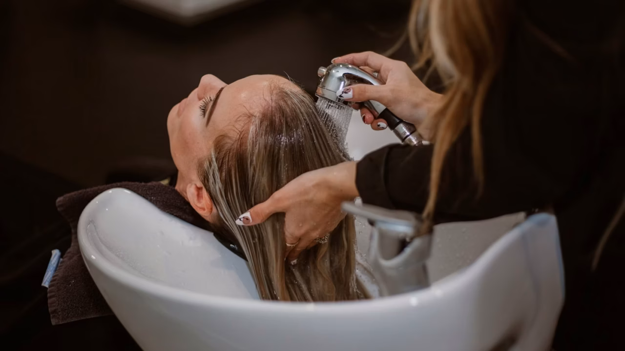 Pourquoi les cheveux frisottent-ils et comment y remédier efficacement