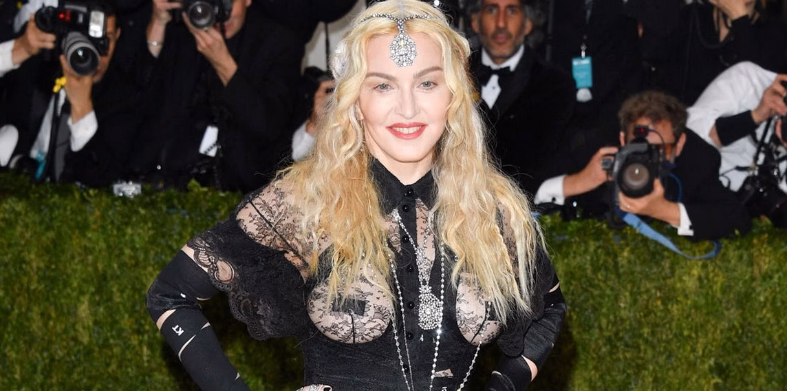 À 58 ans, Madonna métamorphose la robe à fleurs en une performance théâtrale spectaculaire