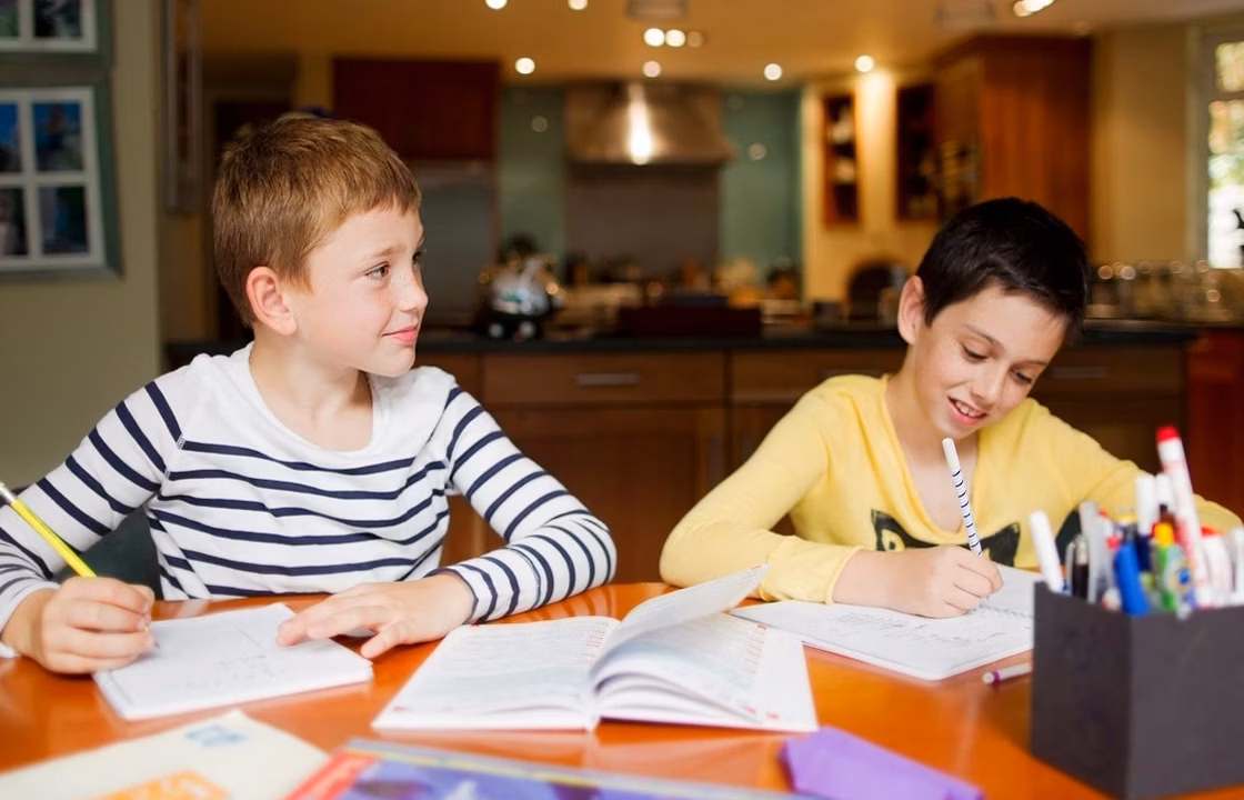 Rentrée scolaire : astuces essentielles pour préparer votre enfant à retrouver le rythme du quotidien une semaine avant le grand jour