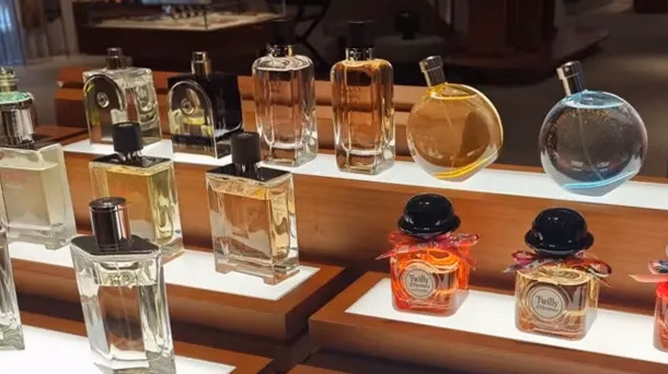 Vrai parfum vs contrefaçon : comment vérifier l’authenticité facilement