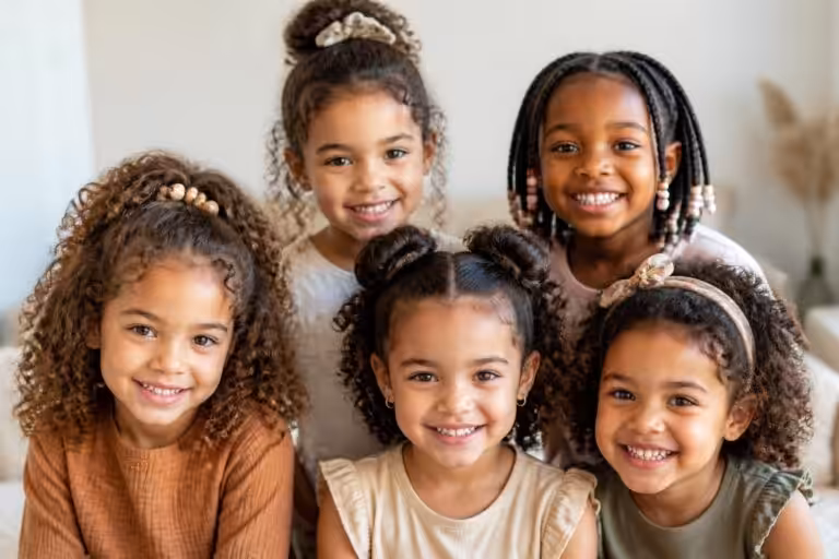 découvrez des idées rapides et stylées de coiffures pour petites filles aux boucles naturelles, parfaites pour sublimer leurs cheveux en toute simplicité.