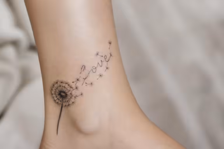 découvrez des idées délicates de tatouages pissenlit avec prénom, alliant beauté et signification originale pour un tatouage unique et personnel.