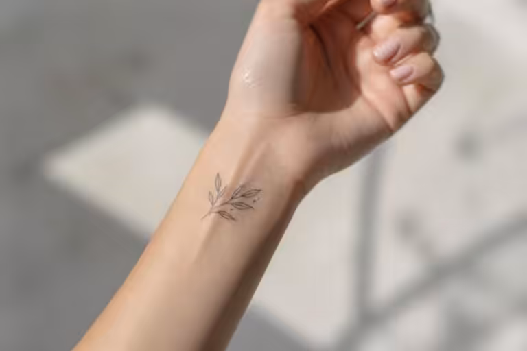 découvrez des idées de tatouages pour poignet femme, alliant finesse, élégance et symbolisme pour un style unique et personnalisé.
