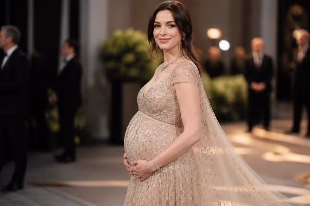 anne hathaway attend son troisième enfant et charme tous les regards dans une robe divine et spectaculaire lors d'un événement marquant.